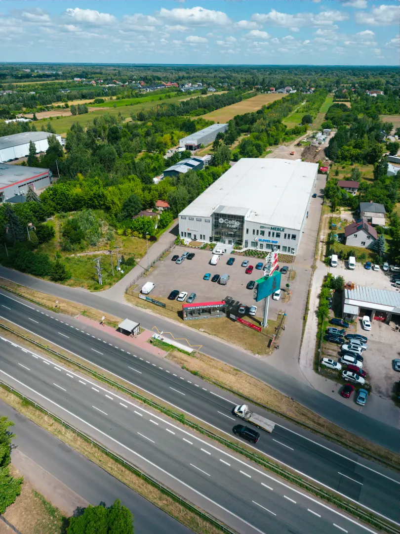 Widok z lotu ptaka na Celtic Self Storage Łomianki przy ul. Kolejowej - budynek, parking i okolica