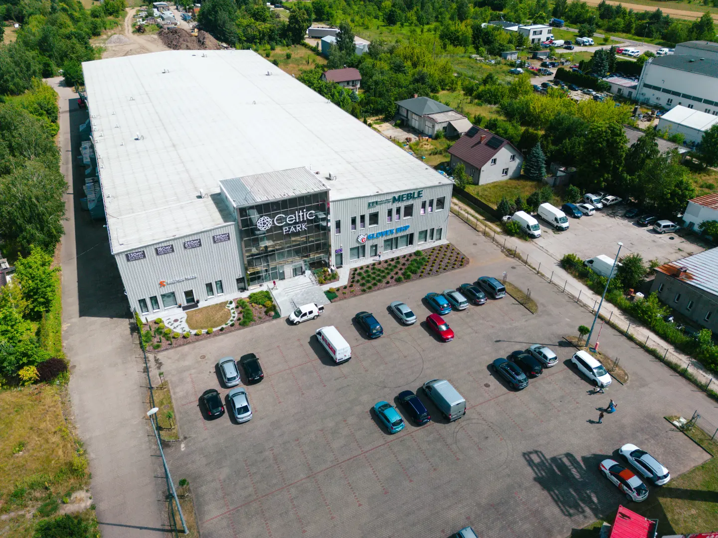 Celtic Park Łomianki — widok z góry na budynek magazynowy i parking
