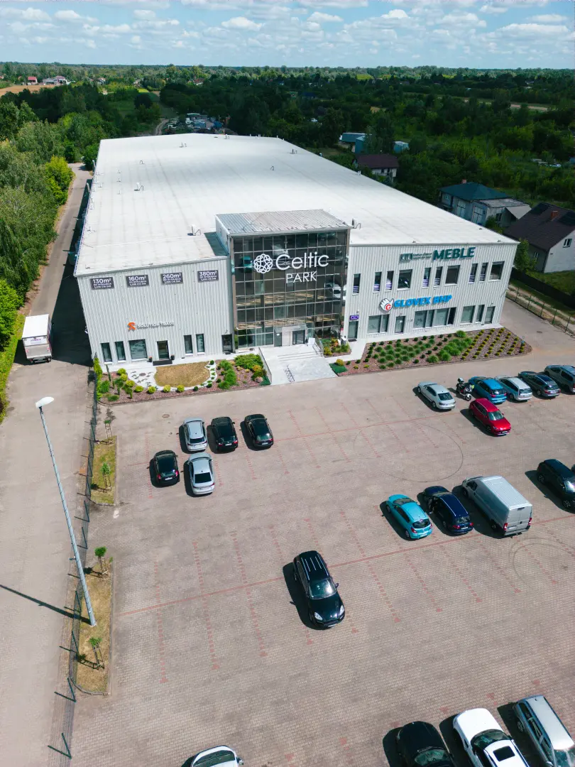 Celtic Park Łomianki — budynek i parking z widokiem na okolicę z drona