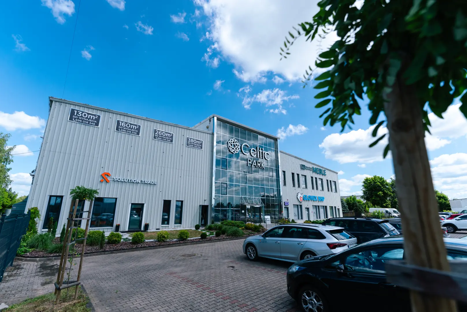 Budynek Celtic Park Łomianki — widok od strony parkingu z logo Celtic