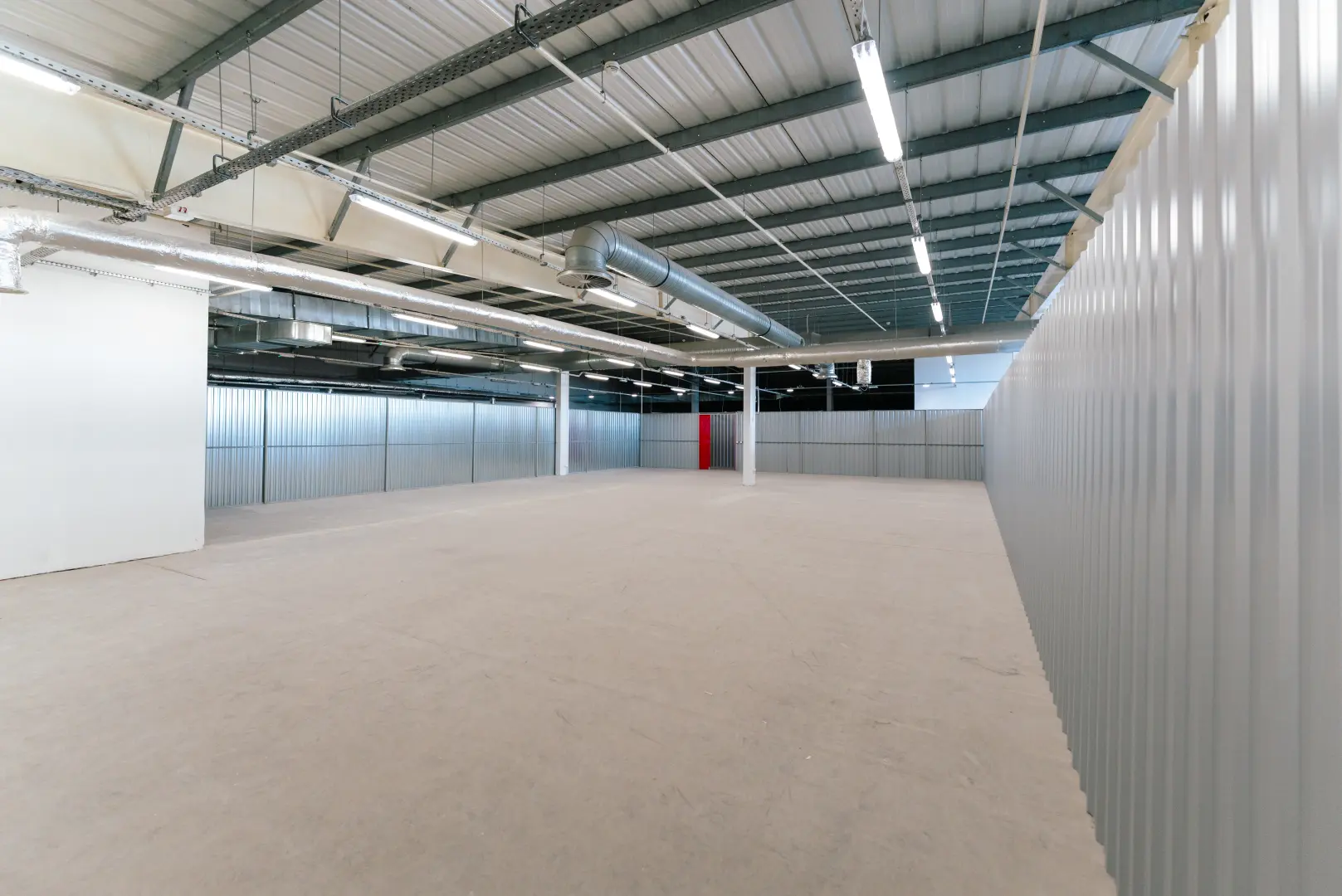 Duża otwarta przestrzeń magazynowa w Celtic Self Storage Łomianki — wentylacja i oświetlenie