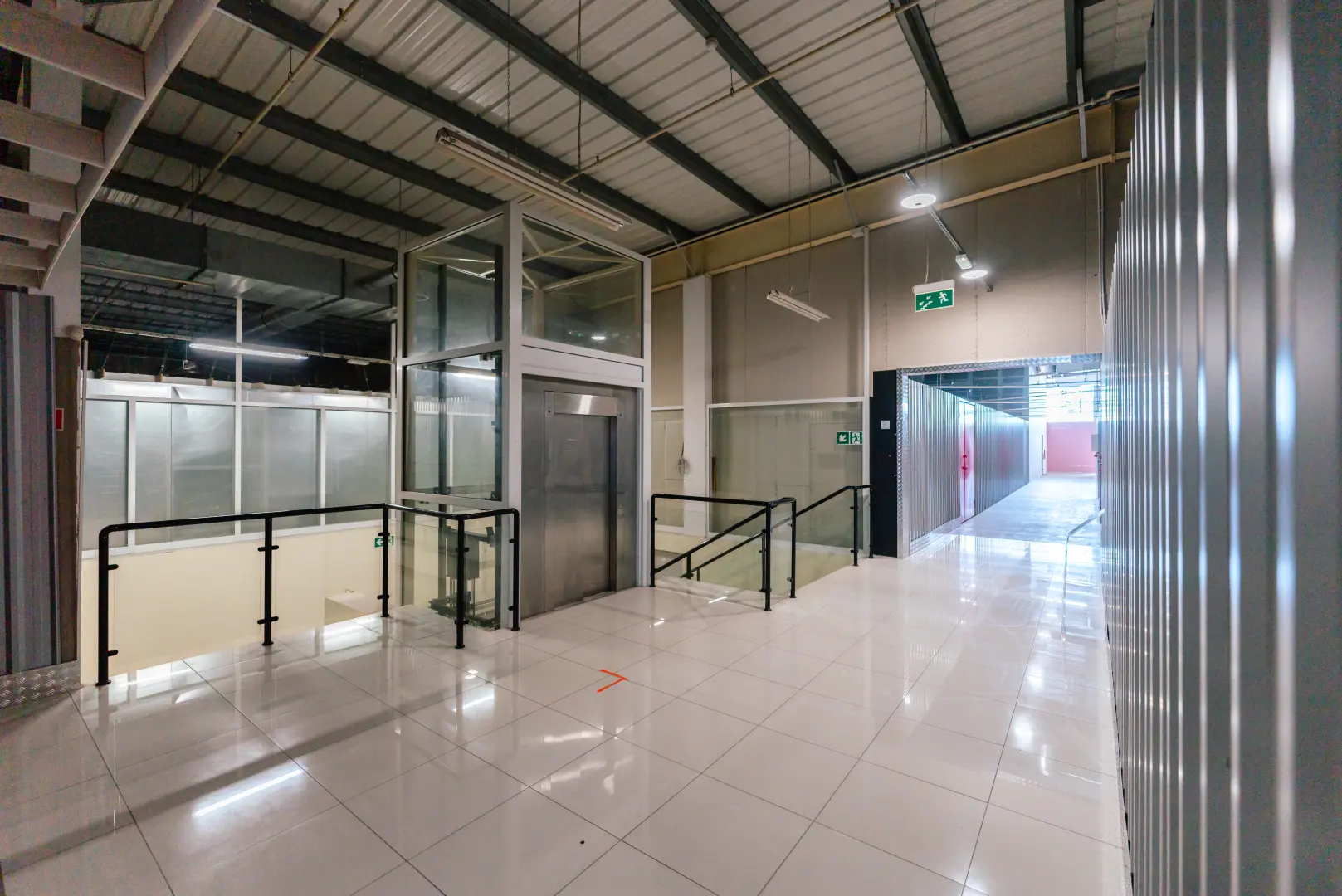 Wnętrze Celtic Self Storage Łomianki — winda towarowa, schody i korytarz z boksami