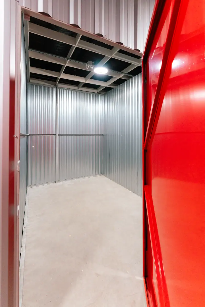 Korytarz w Celtic Self Storage Łomianki z gaśnicami, oznaczeniami i kamerą monitoringu