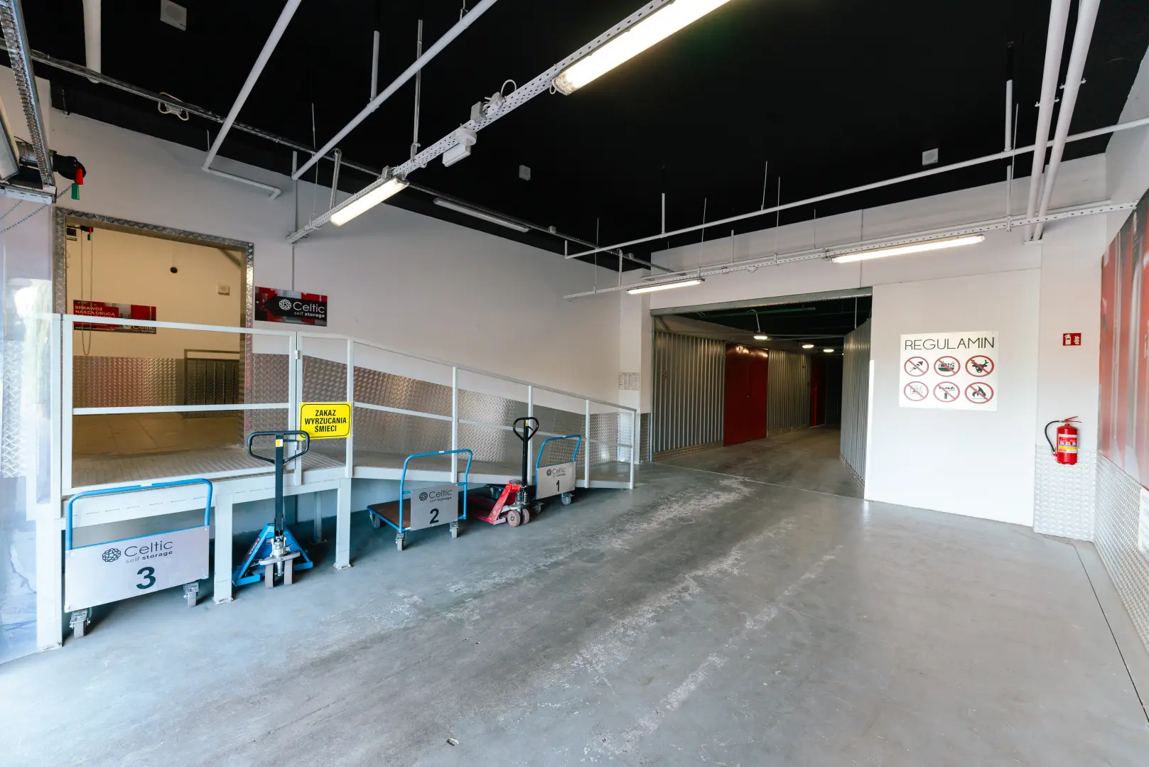Strefa załadunkowa Celtic Self Storage Łomianki — wózki transportowe, paleciaki i rampa