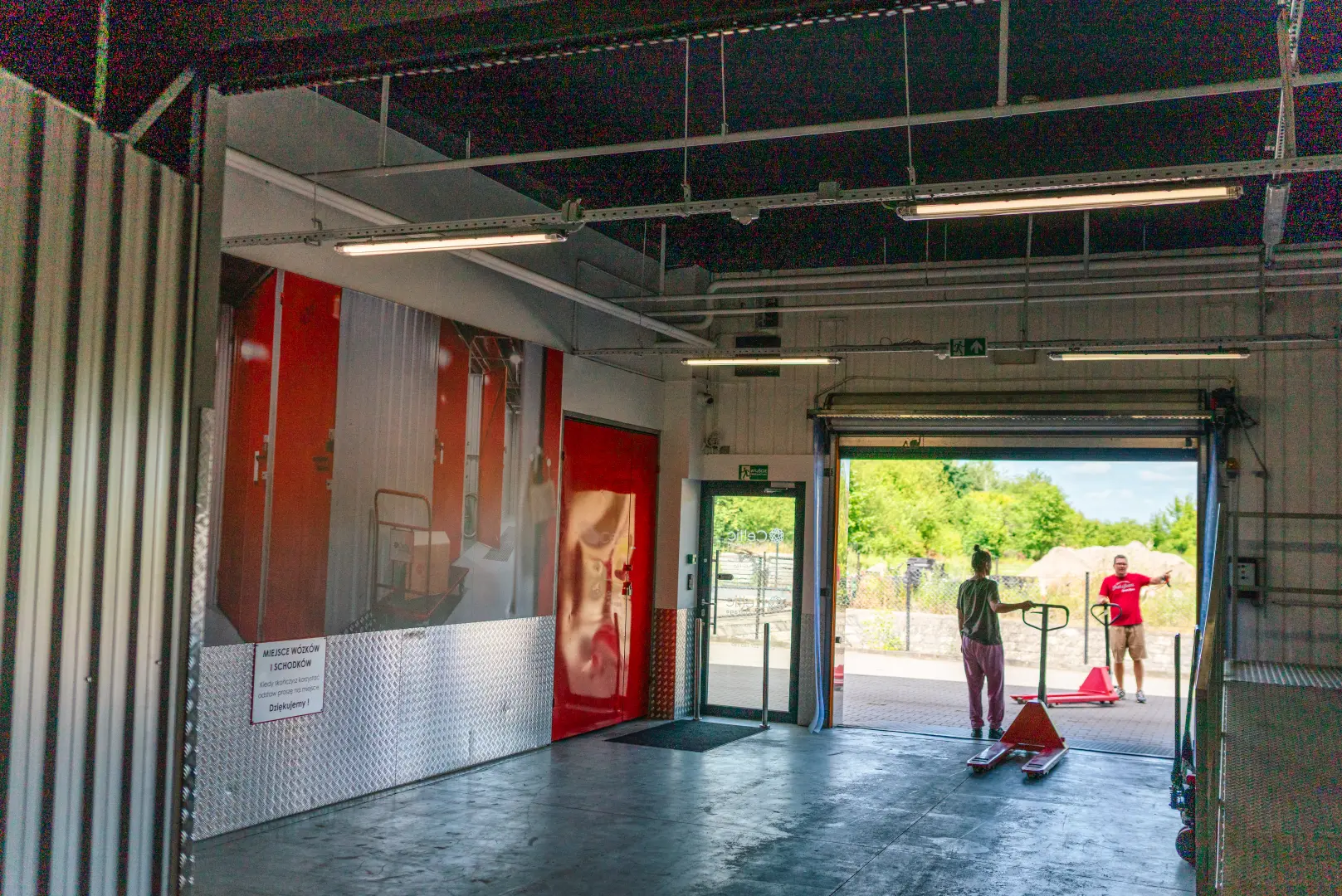 Wózki transportowe Celtic Self Storage przy rampie załadunkowej — zbliżenie na sprzęt