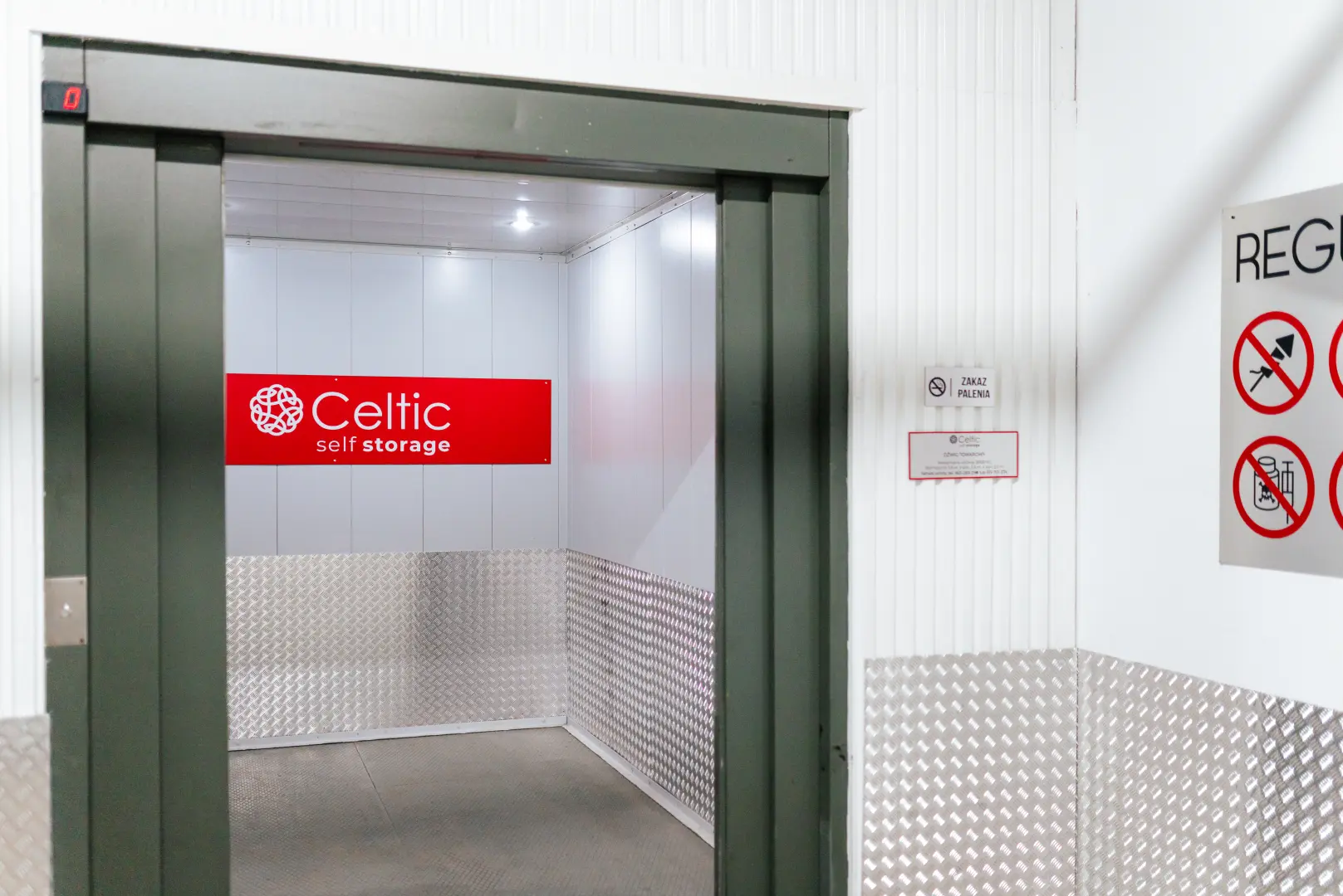 Winda towarowa Celtic Self Storage Łomianki z branding i oznaczeniami bezpieczeństwa