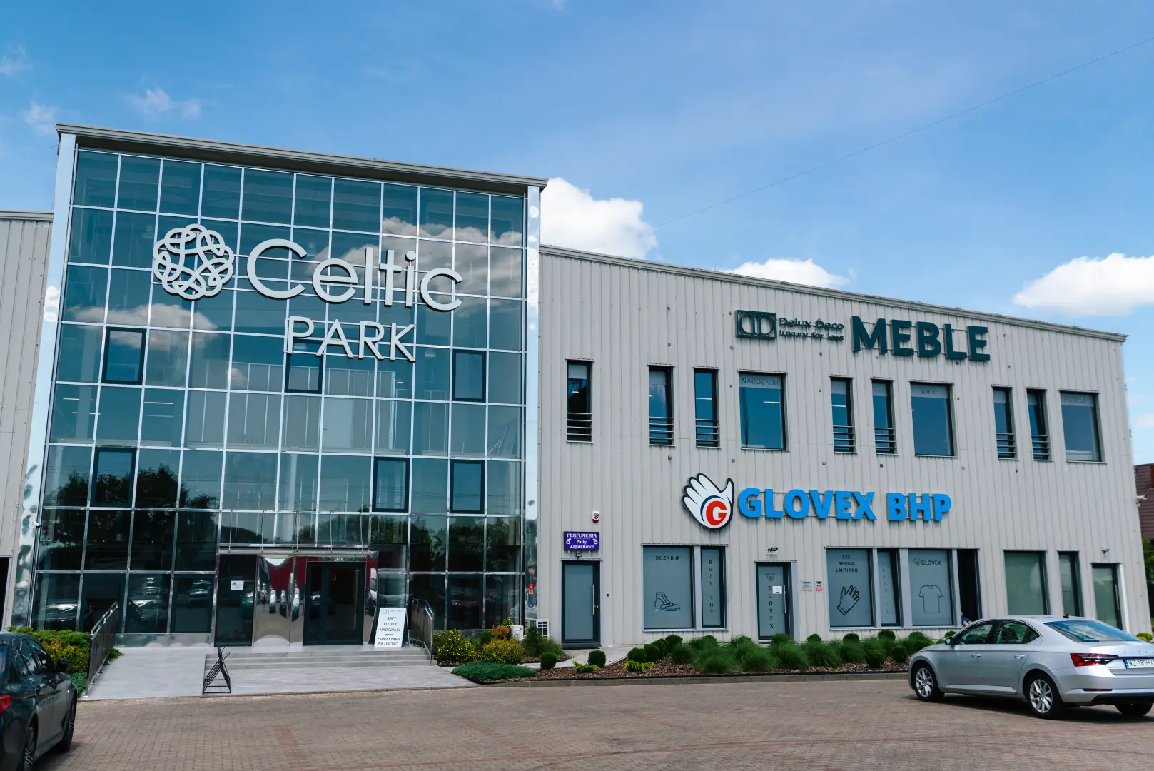 Wnętrze boksu magazynowego Celtic Self Storage — metalowe ściany i oświetlenie