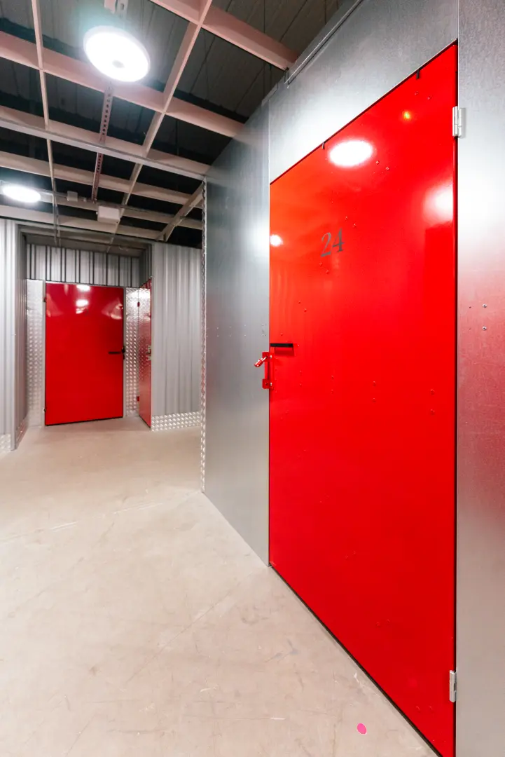 Duży boks magazynowy z czerwonymi drzwiami nr 24 w Celtic Self Storage Piaseczno