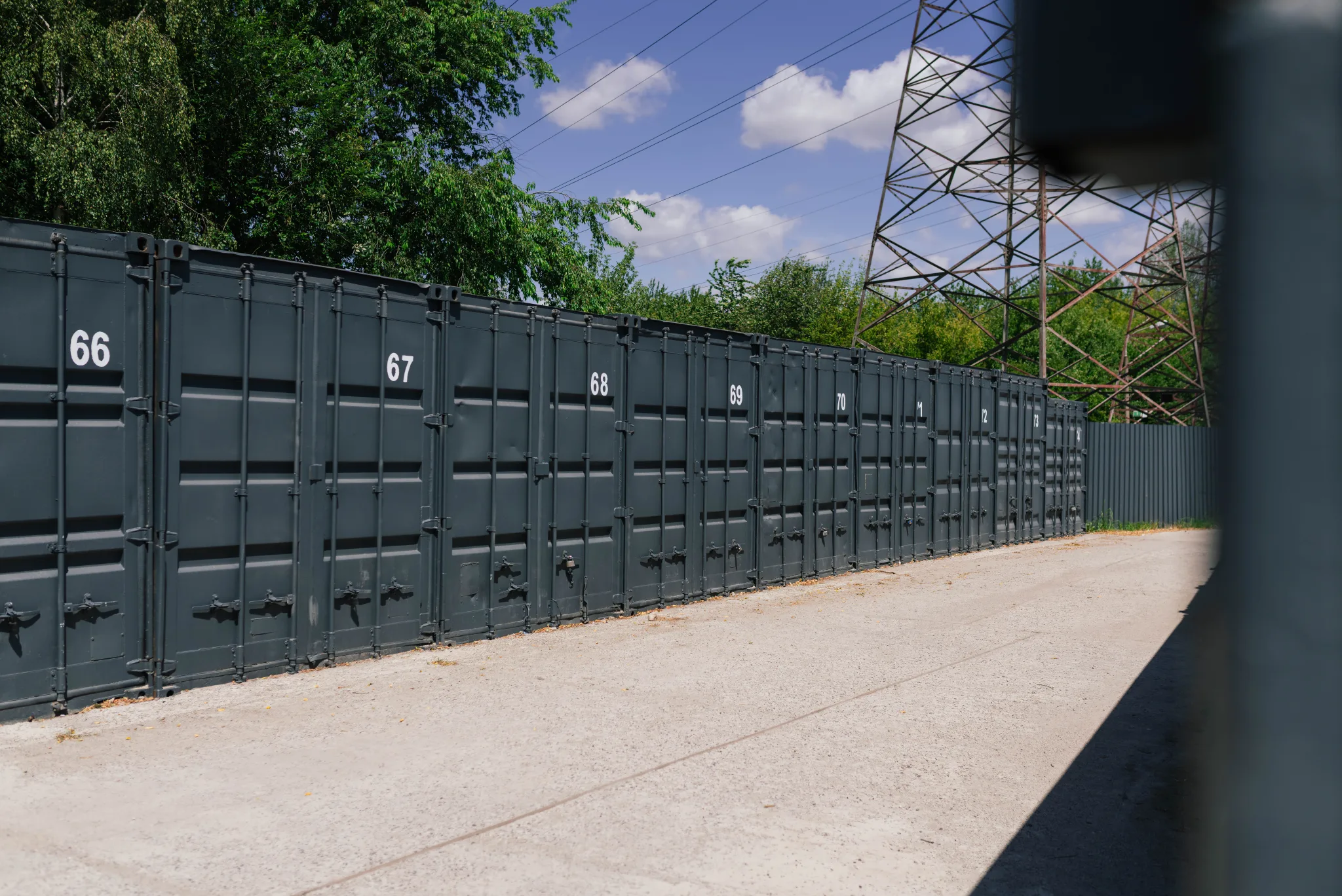 Celtic Self Storage Piaseczno — kontenery zewnętrzne, widok z boku