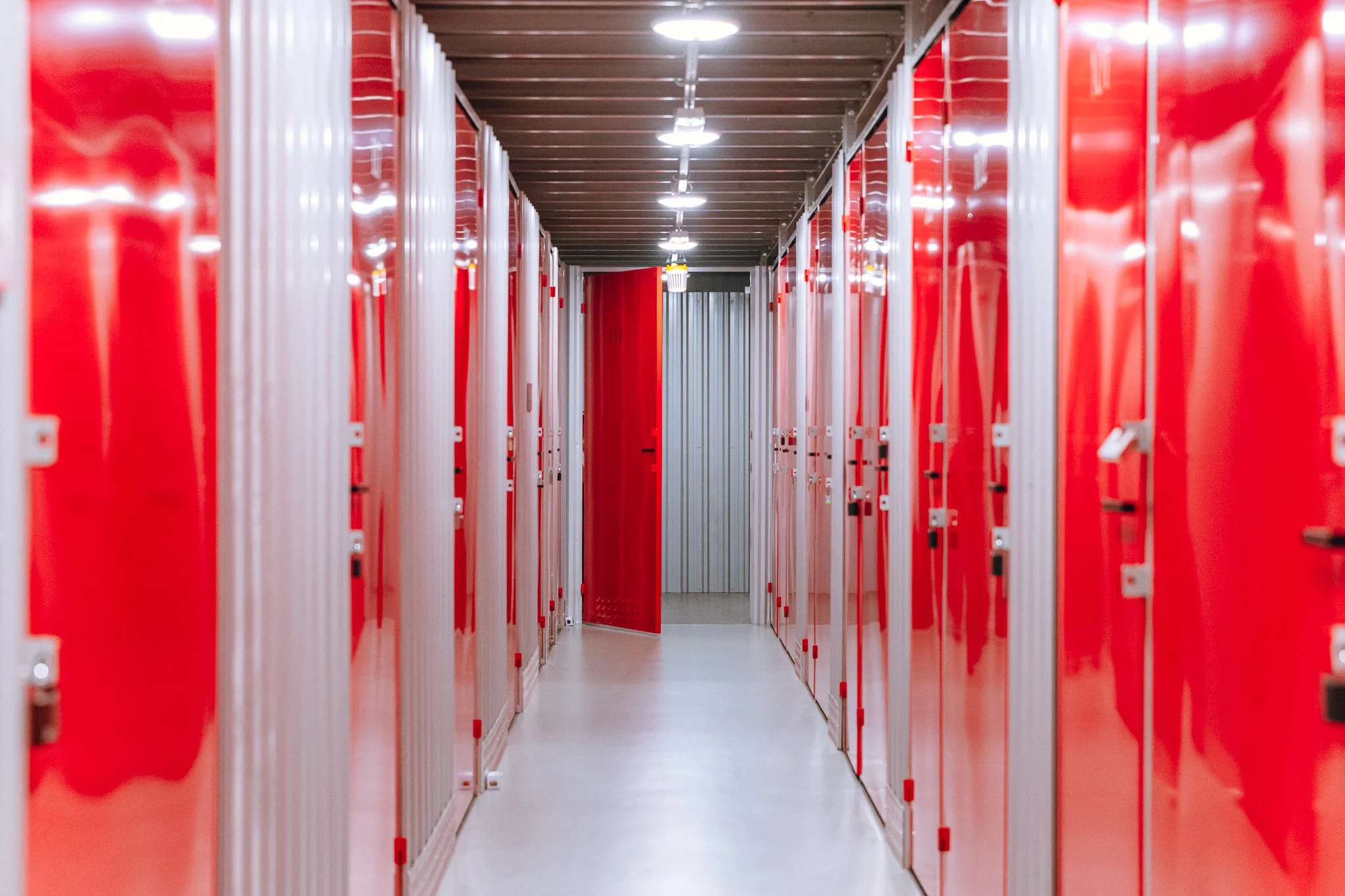 Korytarz z czerwonymi drzwiami boksów w Celtic Self Storage Piaseczno