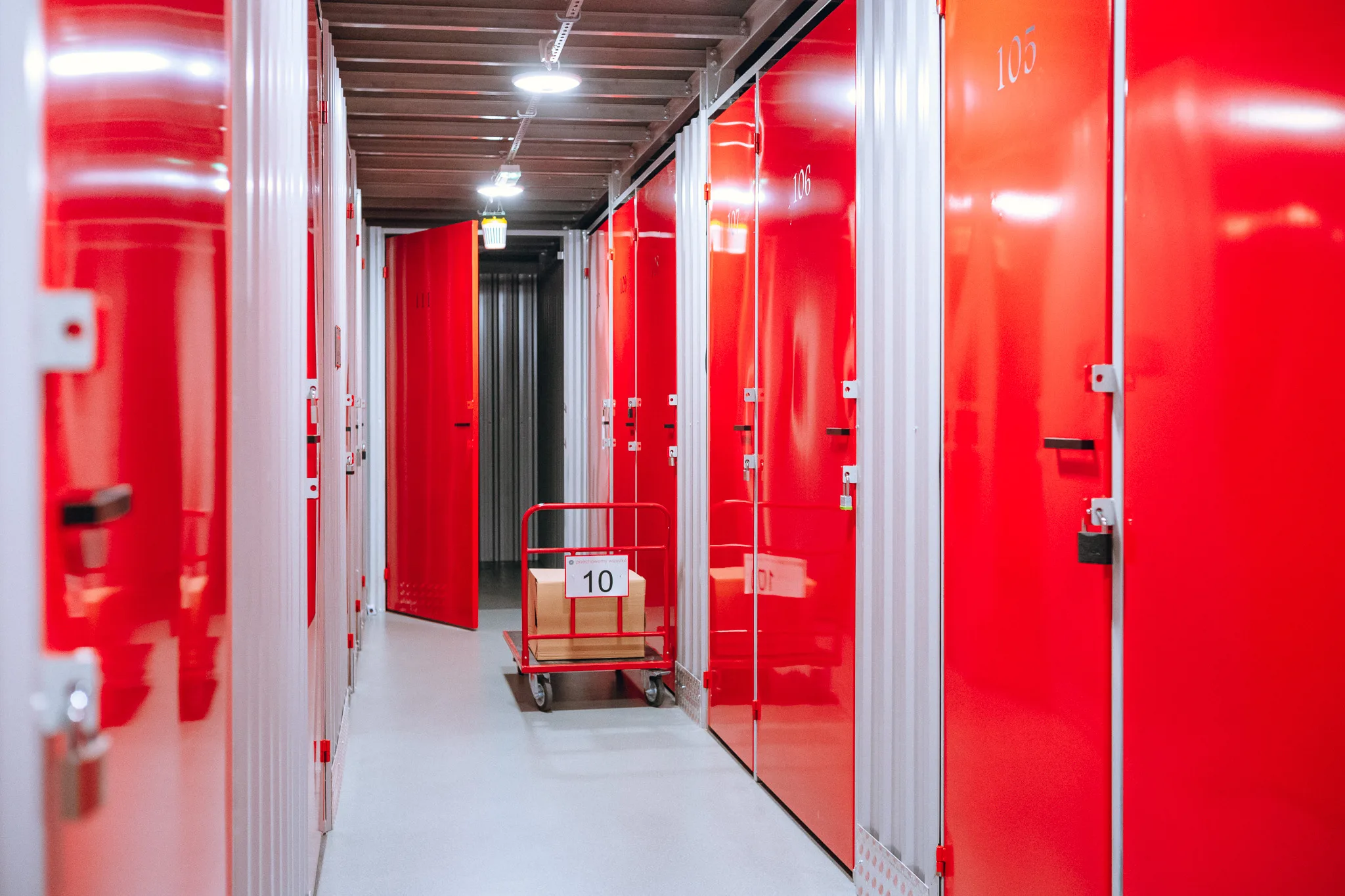 Celtic Self Storage Piaseczno — korytarz z wózkiem transportowym i otwartymi boksami