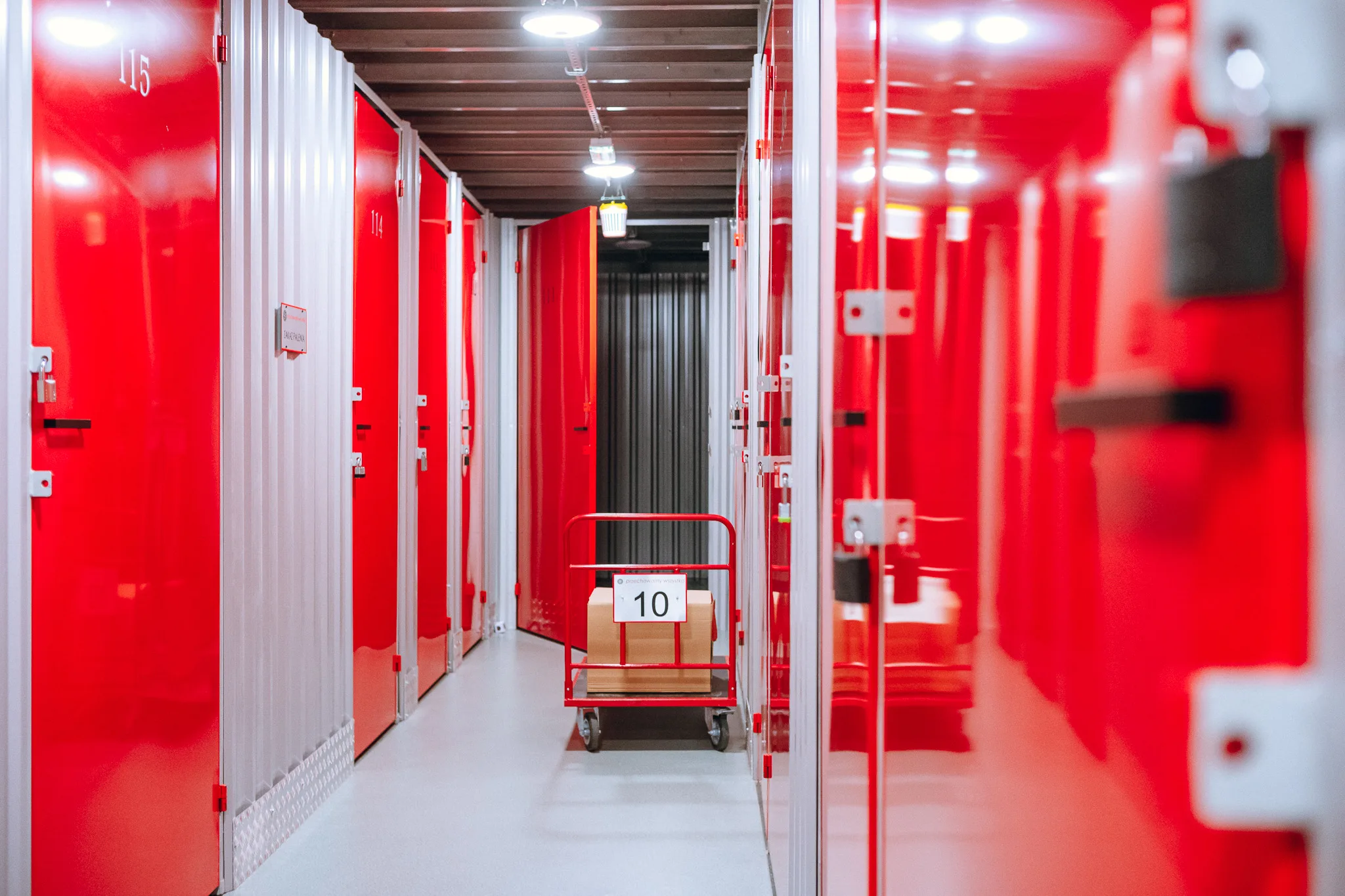 Wózek transportowy z paczką w korytarzu boksów w Celtic Self Storage Piaseczno