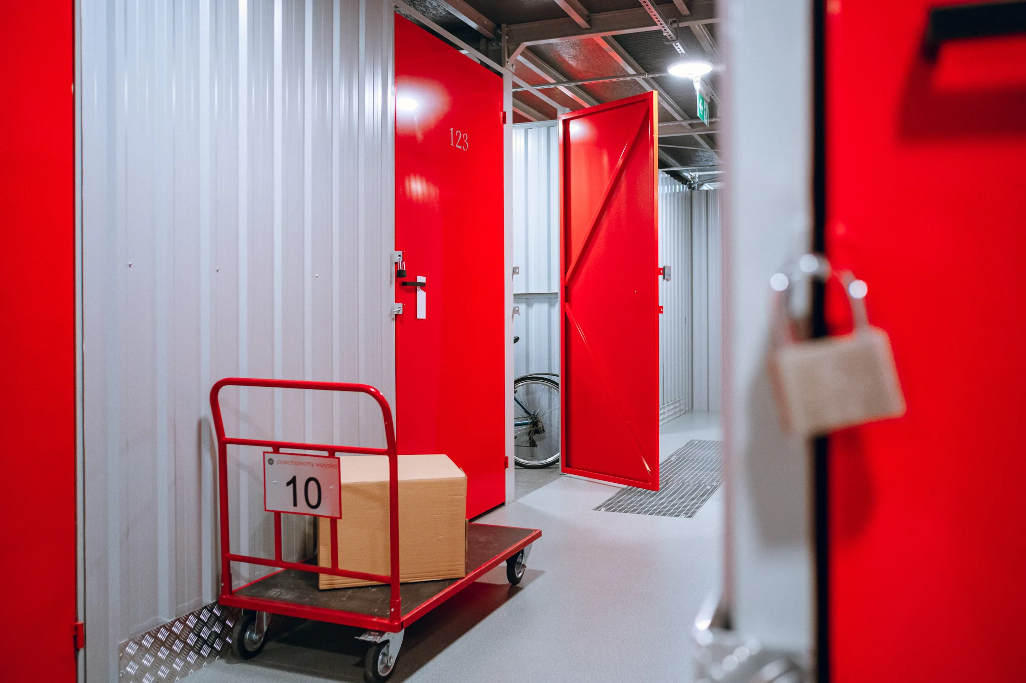 Otwarty boks nr 123 z wózkiem transportowym w Celtic Self Storage Piaseczno