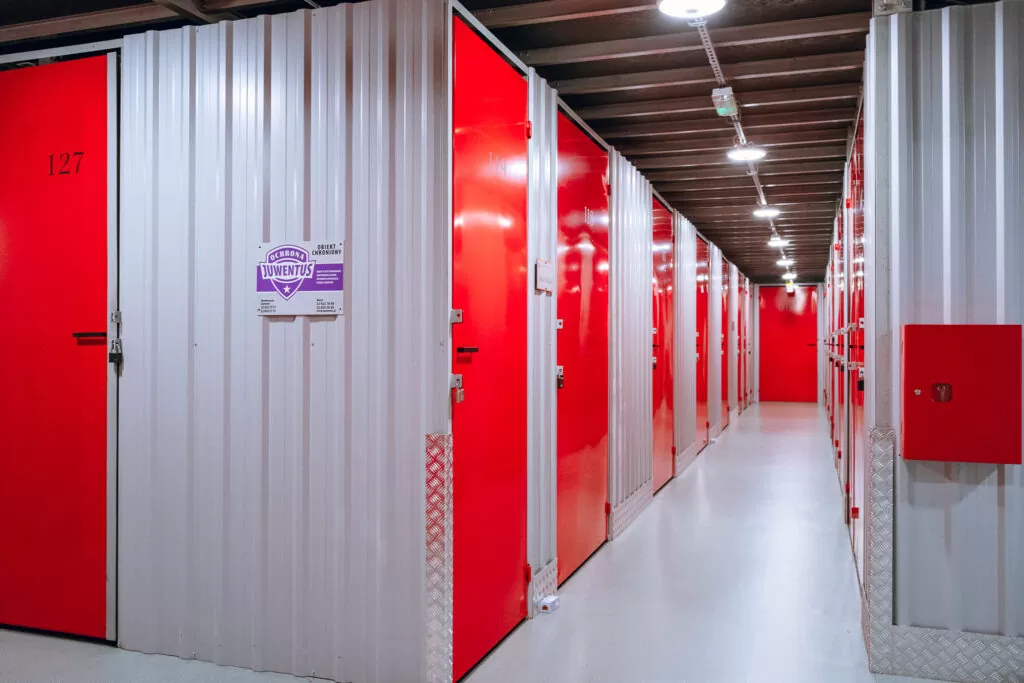 Korytarz z naklejką ochrony Juwentus w Celtic Self Storage Piaseczno