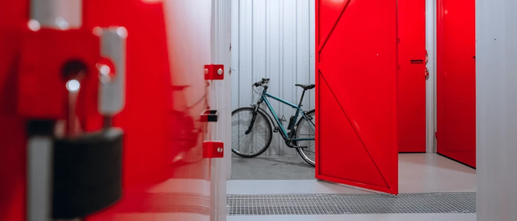 Otwarty boks magazynowy z rowerem w środku w Celtic Self Storage Piaseczno